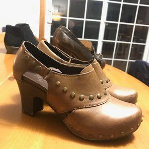 Dansko Ryder Studded Clogs Size 37 (6.5-7), Brown